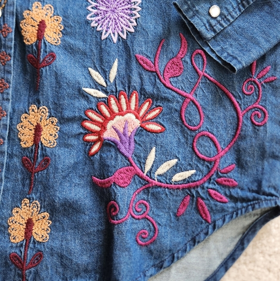 Johnny Was Toni Relaxed Fit Denim Shirt Heavy Embroidery Pear Snap Western XXS - Picture 14 of 15